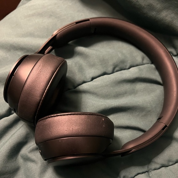 beats solo pro on-ear headphones - Picture 3 of 5